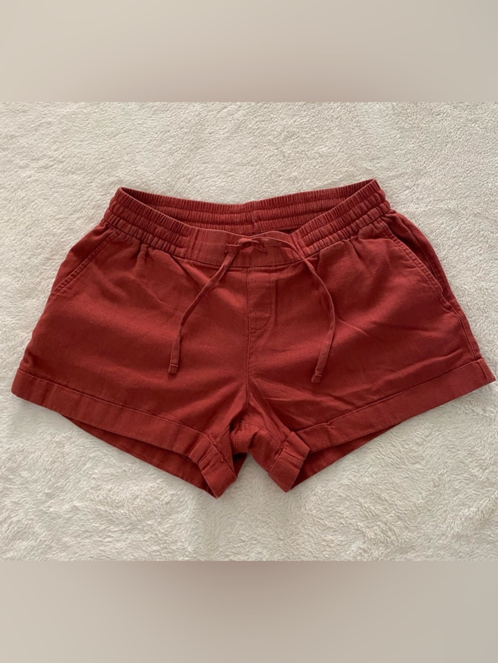 Old Navy Mid-Rise Linen-Blend Shorts in a rust or crimson shade. Size Small.